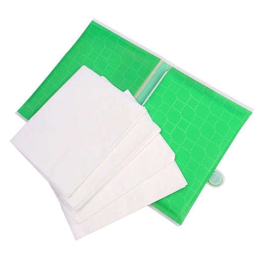Funda desechable de inodoro Klaro, hoja de papel soluble en agua desplegada junto a su sobre